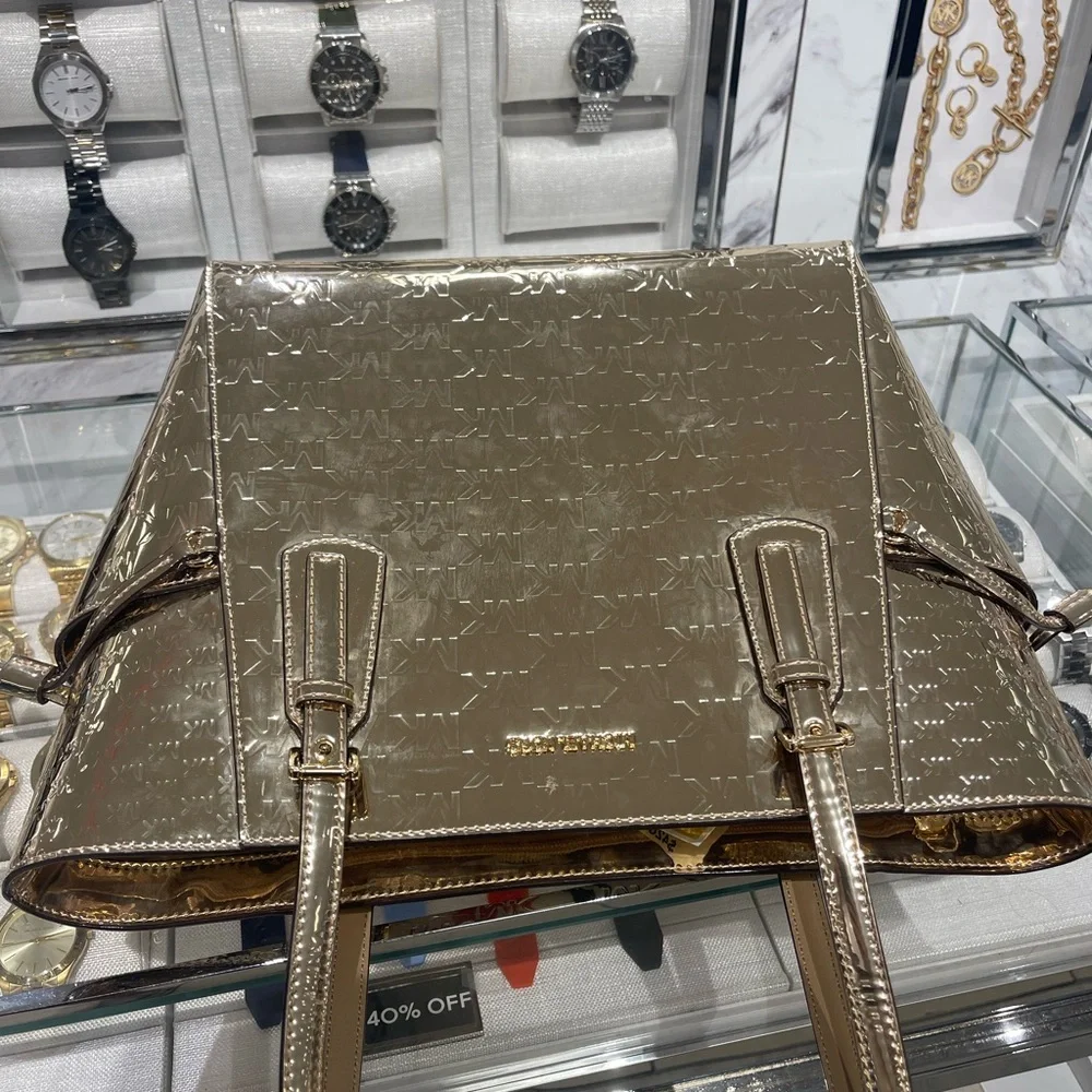 MICHAEL KORS Voyager Large Metallic Logo Debossed EW Shoulder Tote Bag
Pale Gold - Picture 15 of 16